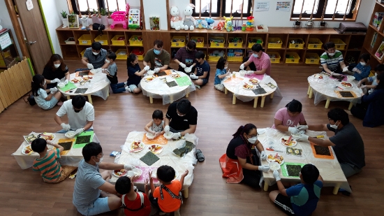 고흥군은 지난 20일 여성지원센터 내 공동육아나눔터에서 아빠와 자녀가 교감할 수 있는'토요일은 아빠랑 함께'프로그램 운영으로 부모들로부터 큰 호응을 얻고 있다/사진=고흥군