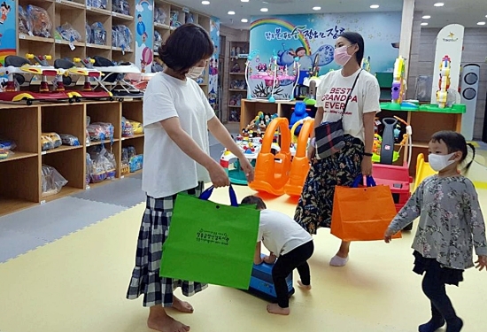 장흥군장난감도서관이 최근 철저한 방역 시스템을 갖추고 첫 운영을 시작했다/사진=장흥군
