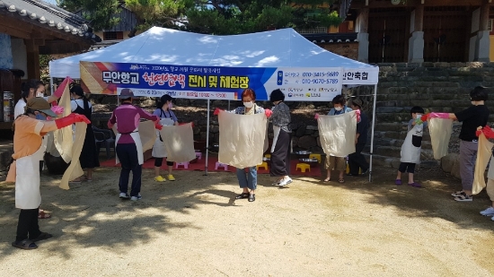 무안군은 23일부터 9월 29일까지 매주 화요일 향교 명륜당과 넓은 마당에서 천연염색 강좌를 실시한다/사진=무안군
