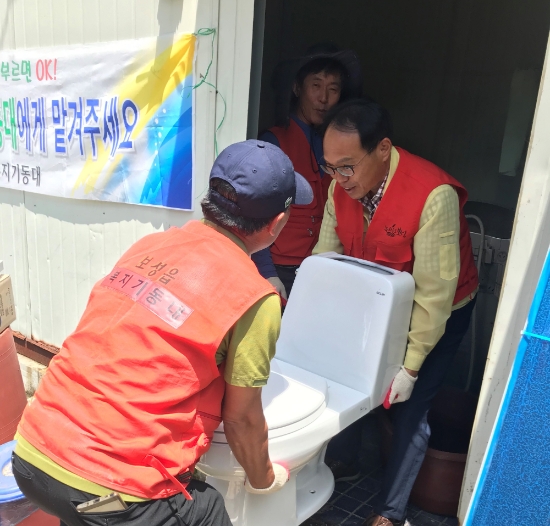 문경률 보성읍장은 19일 우리 동네 복지기동대와 함께 관내 취약계층 2가구를 대상으로 주거환경 개선 사업을 추진했다/사진=보성군