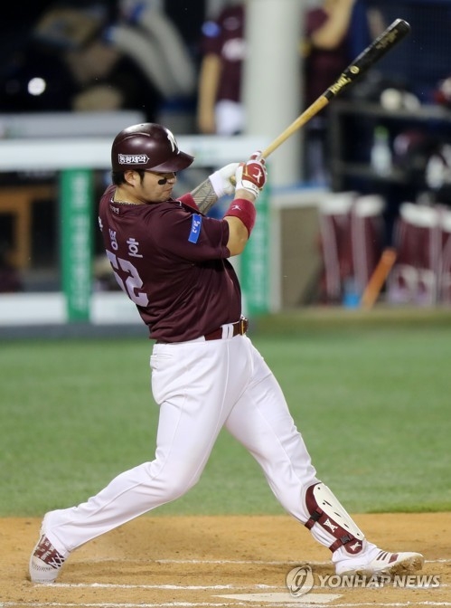키움의 박병호가 멀티홈런으로 8년 연속 두자리수 홈런을 기록하는 등 4타수 4안타의 맹타로 부진에서 살아나는 모습을 보였다.
