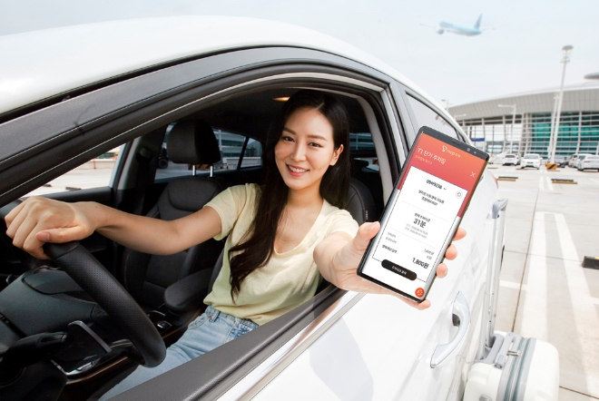 (사진=SK텔레콤) SK텔레콤은 25일부터 ‘T맵주차’ 서비스를 인천국제공항 주차장, 부산시청 주차장, 수원시 공영주차장 30여곳에 신규 적용한다고 밝혔다. 사진은 SK텔레콤 모델이 인천공항 주차장에서 ‘T맵주차’를 이용하는 모습