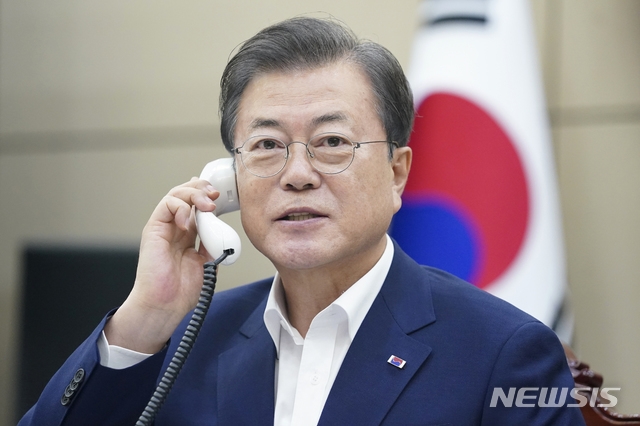 문재인 대통령이 23일 오후 청와대 여민관에서 레제프 타이이프 에르도안 터키 대통령과 전화 통화하고 있다. (사진=청와대 제공)