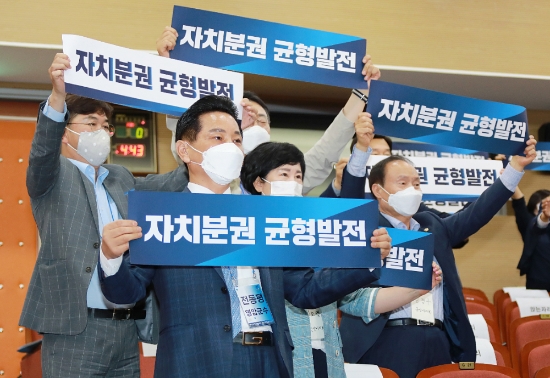 전동평 영암군수는 세종특별자치시청에서 개최한“한국판 뉴딜“ 기초지방정부 정책제안 간담회에 참석해 농어촌자원을 활용한 그린뉴딜사업 정책을 제안했다/사진=영암군