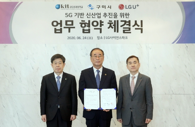 (사진=LG유플러스) LG유플러스는 구미시, 금오공과대학교와 손잡고, ‘5G기술 기반의 스마트시티∙팩토리 인프라 구축을 위한 협력’에 나선다고 24일 밝혔다. 사진은 24일 LG유플러스 마곡사옥에서 진행된 업무협약식에서 (오른쪽부터) 하현회 LG유플러스 부회장, 장세용 구미시장, 이상철 금오공대 총장이 기념 촬영하고 있는 모습.