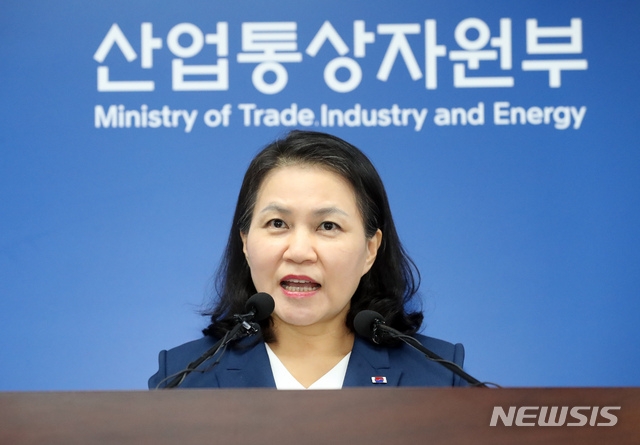유명희 통상교섭본부장이 24일 오전 정부세종청사에서 기자회견을 통해 세계무역기구(WTO) 사무총장에 입후보 한다고 밝히고 있다.