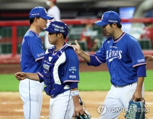 삼성이 3회 무사 1, 2루의 위기에서 삼중살을 만들어냈다. 1루주자였던 김태균이 2루에 슬라이딩하면서 수비방해 판정을 받은 탓이었다.