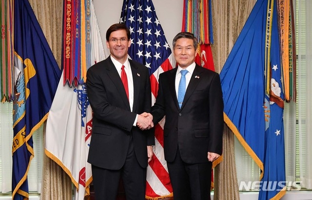 정경두 국방부 장관과 마크 에스퍼 미 국방장관이 지난 2월24일(현지시간) 미국 워싱턴 D.C.에서 한미 국방장관회담에 앞서 악수하고 있다. (사진=국방부 제공)