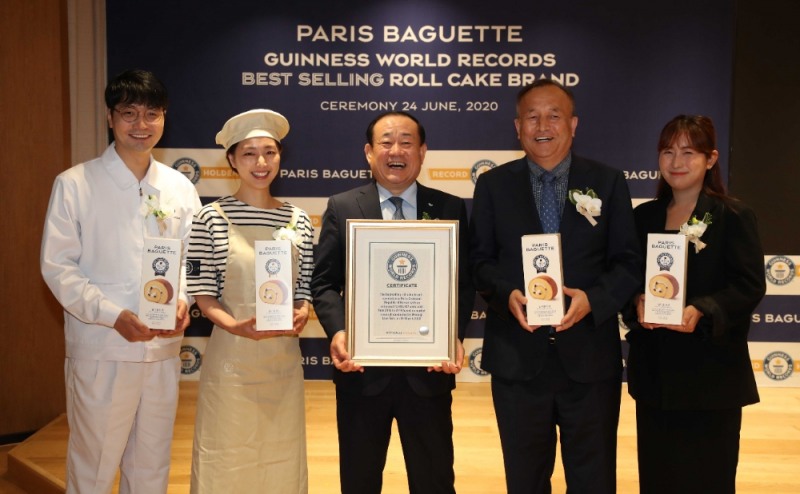 ㈜파리크라상 황재복 대표이사(가운데) 외 관계자들이 기네스 기록 인증식에서 기념촬영하는 모습