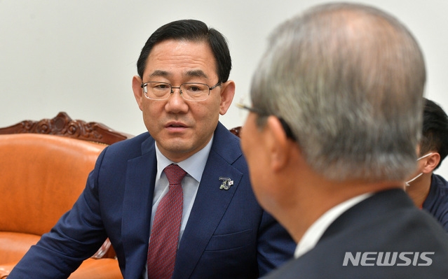 김종인 미래통합당 비상대책위원장과 국회에 복귀한 주호영 원내대표가 25일 서울 여의도 국회 미래통합당 비상대책위원장실에서 대화하고 있다.