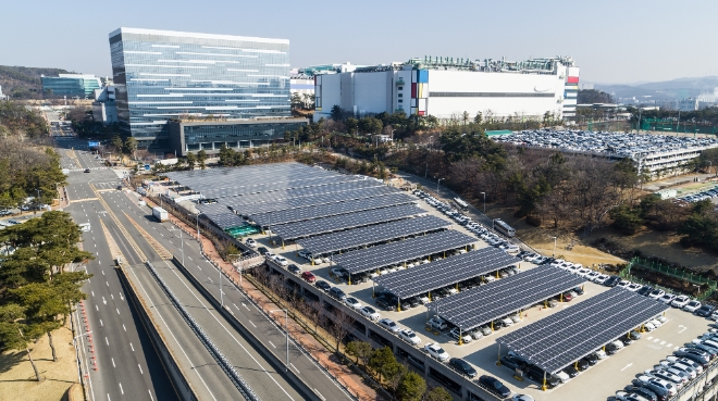 (사진=삼성전자0 기흥캠퍼스 주차타워에 설치된 총 3600장, 1500KW 규모의 태양광 발전 시설