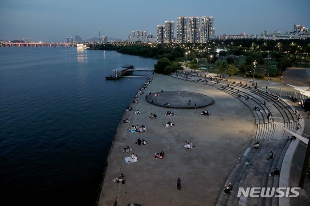 지난 9일 오후 서울 광진구 뚝섬한강공원에서 시민들이 더위를 피하고 있다.