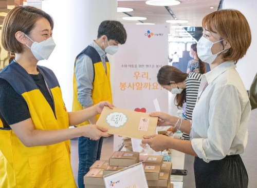 CJ나눔재단 관계자들이 핸즈온 봉사활동에 사용될 키트를 지급하고 있다. / 사진제공 = CJ그룹