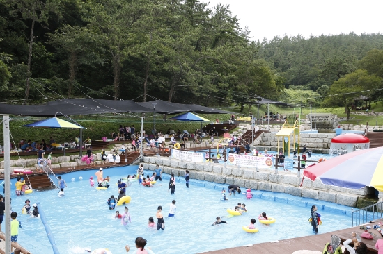 진도군은 코로나19 확산방지 위해 사천리 물놀이장을 휴장한다/사진=진도군