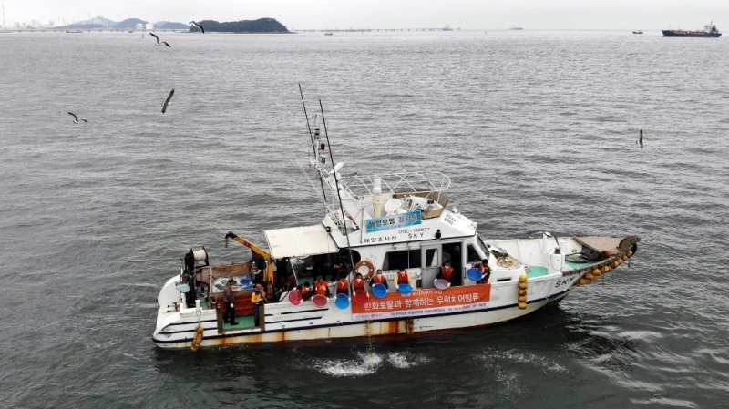 (사진=한화토탈) 한화토탈이 25일 대산공장 인근에 위치한 삼길포 앞바다에서 지역어민 및 관계자와 회사 임직원 등 30여명이 참석한 가운데 지역 경제 활성화와 어족자원 보호를 위한 '치어방류행사'를 진행했다고 밝혔다.