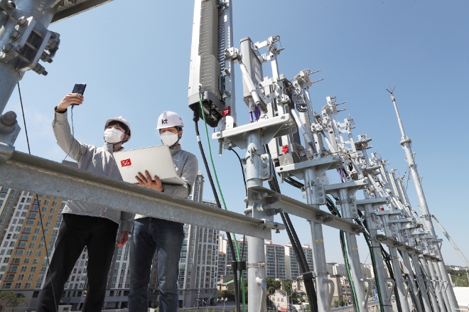 (사진=KT) KT 직원들이 경기도 파주산업단지의 상용망에 구축된 5G 단독모드(SA) 네트워크를 시험하고 있다.