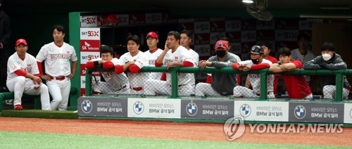 SK 염경엽 감독이 최근 연패에 따른 극심한 스트레스로 5일 두산과의 더블헤더 1차전 2회초에 쓰러져 병원으로 후송된뒤 2차전를 맞은 선수단들이 침통한 표정으로 경기를 지켜보고 있다.