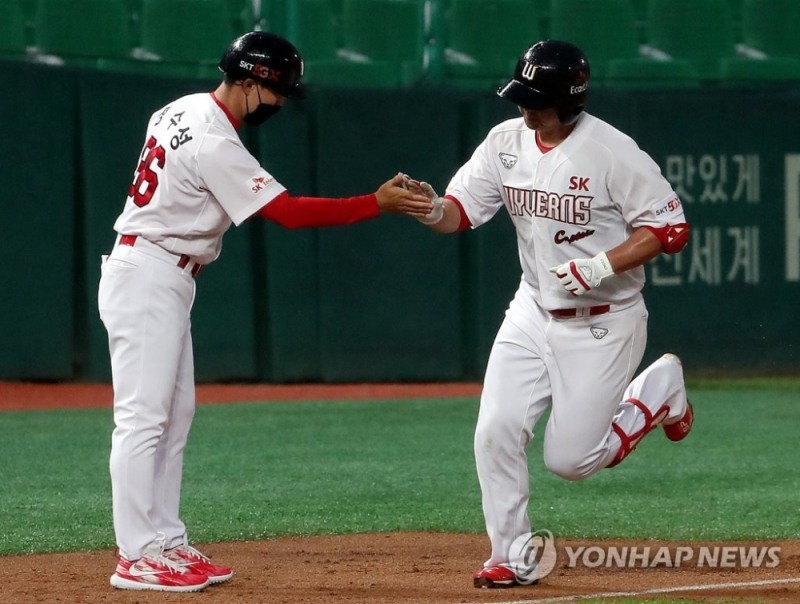 SK 최정이 25일 두산과의 더블헤더 2차전에서 2점홈런을 날리고 홈인하고 있다. SK 8연패 끝