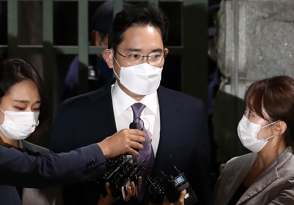 (사진=뉴시스) 이재용 삼성전자 부회장이 9일 오전 구속영장이 기각되자 경기 의왕시 서울구치소를 나서고 있다.