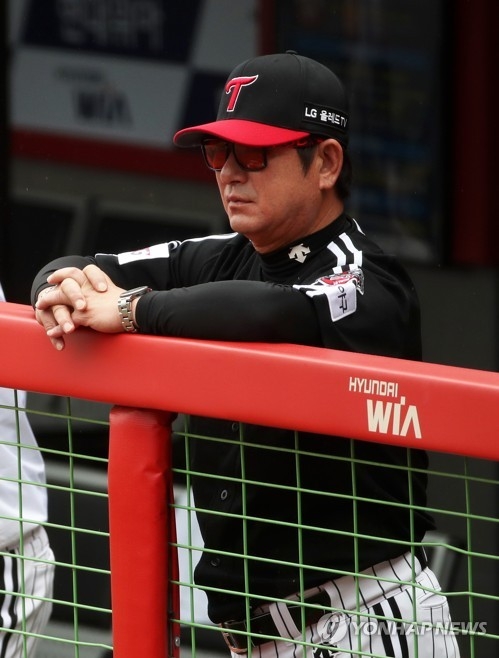 LG가 반드시 넘어야 할 산인 두산과 키움에게 잇달아 스윕을 당하면서 시즌 첫 6연패로 위기에 빠졌다. 심각한 표정으로 경기를 지켜보는 류중일 감독의 표정이 LG 위기를 그대로 보여주고 있다. [자료사진}