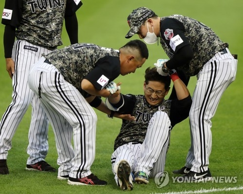 LG의 맏형인 박용택이 23일 키움전에서 햄스트링 부상으로 한달 이상 결장이 불가피해졌다.