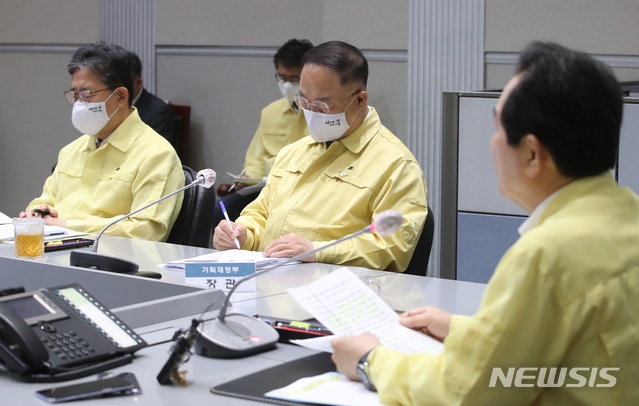 홍남기 경제부총리 겸 기획재정부 장관과 박양우 문화체육관광부 장관이 26일 오전 서울 종로구 정부서울청사에서 열린 코로나19 중앙재난안전대책본부(중대본) 회의에 참석해 정세균 총리의 발언을 경청하고 있다.