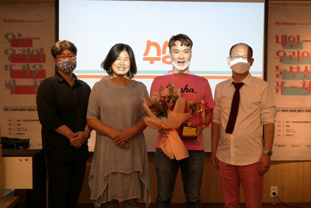 박주언 센터장이 피칭왕을 차지한 비건홀(대표: 김광섭)에게 수상 트로피를 전달하고 있다