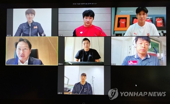 최태원 SK 회장, 스포츠단 선수 화상 격려최태원 SK 회장이 5월 7일 오후 화상간담회에서 SK 스포츠단 감독 및 선수들을 격려하고 있다.왼쪽 상단부터 시계방향으로 SK슈가글라이더즈 김온아, SK와이번스 하재훈, 제주유나이티드 정조국, SK텔레콤 장애인사이클팀 류민호 감독, SK호크스 김동철, 최태원 SK 회장, SK나이츠 김선형.