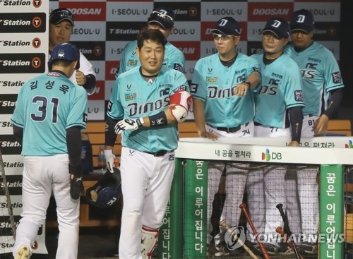 26일 잠실애서 열린 NC와 두산 경기 8회초 무사 1,3루에서 NC 권희동 희생번트 때 김성욱이 홈인해 역전 점수를 올린 뒤 더그아웃으로 들어가고 있다.