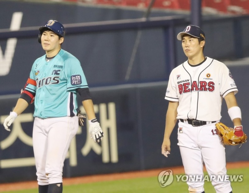 NC와 두산의 잠실경기, 9회초 싹쓸이 3타점 3루타를 터뜨리고 3루에 안착한 NC 박민우(왼쪽)와 두산 3루수 허경민의 표정이 대조적이다.