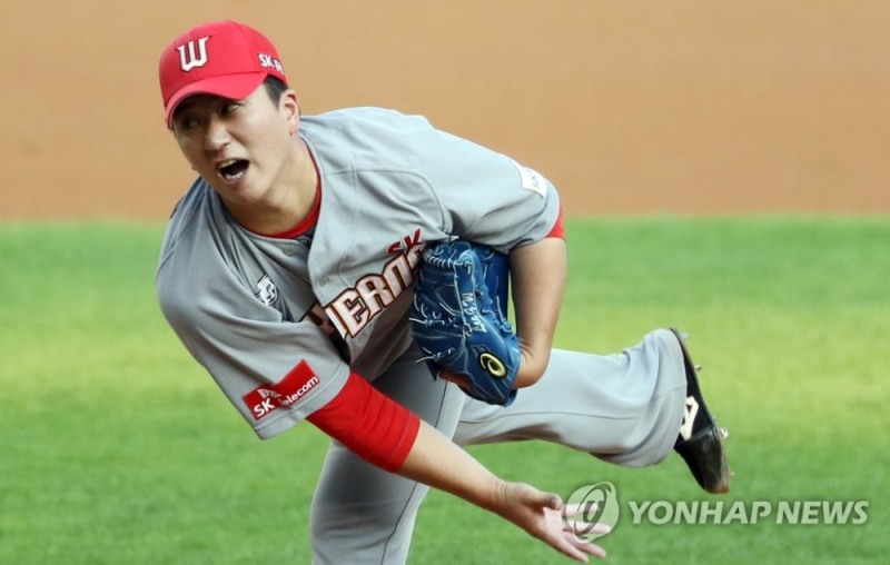 SK 이건욱이 6이닝동안 LG 타선을 무안타 무실점으로 막는 호투로 팀을 연승으로 이끌었다.