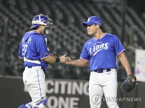 삼성 오승환이 부산 원정경기에서 연장 10회말에 등판해 롯데 3타자를 깔끔하게 마무리한 뒤 포수 김민수와 기쁨을 나누고 있다.