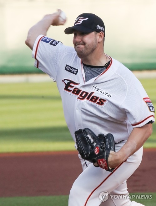 한화가 서폴드의 위력투를 앞세워 KT를 누르고 시즌 3번째 2연승을 하며 서서히 잠에서 깨어날 조짐을 보이고 있다.[자료사진)