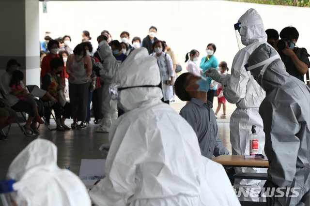 26일 신종 코로나바이러스 감염증(코로나19) 확진자가 발생한 서울 관악구 왕성교회에 설치된 임시 선별진료소에서 신도들이 검체 채취를 받고 있다.