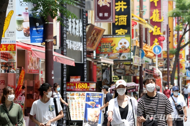 6월3일 일본 도쿄 인근 요코하마 차이나타운에서 신종 코로나바이러스 감염증(코로나19) 예방을 위해 마스크를 쓴 사람들이 걷고 있다.