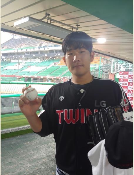 27일 인천 SK전에서 9회 1사까지 노히트노런 경기를 펼친 LG 우완 정찬헌이 개인 첫 완봉승을 거둔 뒤 기념구를 들고 환하게 웃고 있다.