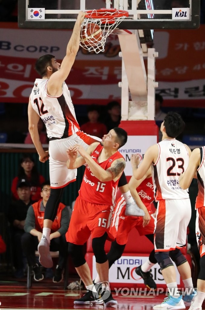 2019-2020 현대모비스 KBL 서울 SK대 부산 KT 경기에서 부산 바이런 멀린스가 덩크슛을 하고 있다.