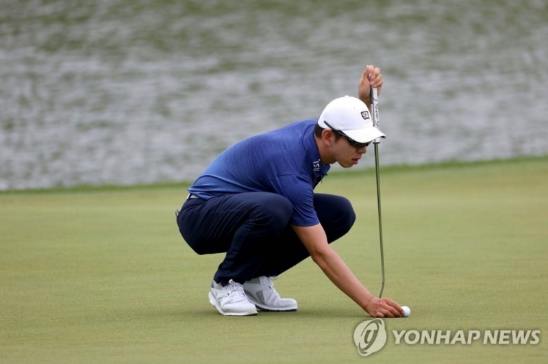 프로골프대회에서는 선수들에게 그린에 대한 정보를 줄 수 있기 때문에 '사인'이라는 게 없다. 사진은 미 PGA 대회에서 마크 지점에 공을 놓고 있는 노승열 프로.