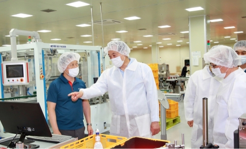 이완신 롯데홈쇼핑 대표가 지난 26일 파트너사 (주)코스맥스바이오를 방문해 관계자들과 생산시설을 둘러보고 있다. / 사진제공 = 롯데홈쇼핑
