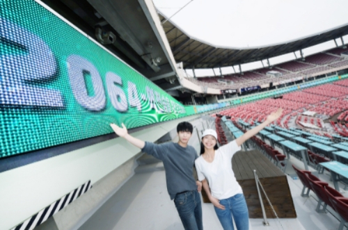 모델이 경기도 수원시에 위치한 ‘수원KT위즈파크’에서 ‘LG LED 사이니지(제품명: LBF 스타디움 시리즈)’를 활용한 약 330m 길이의 리본보드(띠전광판)를 소개하고 있다. / 사진제공 = LG전자