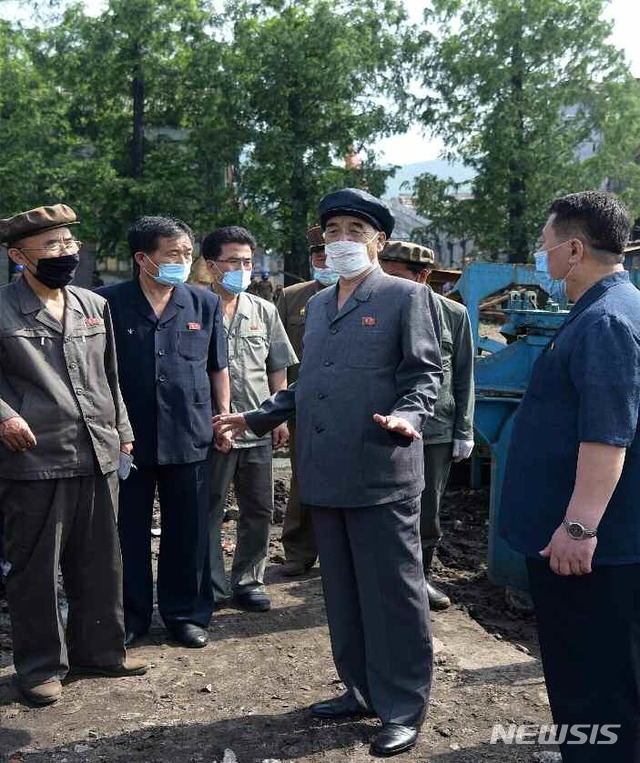 북한 노동당 기관지 노동신문은 28일 "조선로동당 중앙위원회 부위원장인 박봉주 동지가 인민경제 여러 부문 사업을 현지에서 료해했다"고 보도했다. 사진은 박봉주 부위원장이 금성뜨락또르(트랙터)공장 개건현대화정형 현지 파악 모습. (사진/노동신문 캡처)