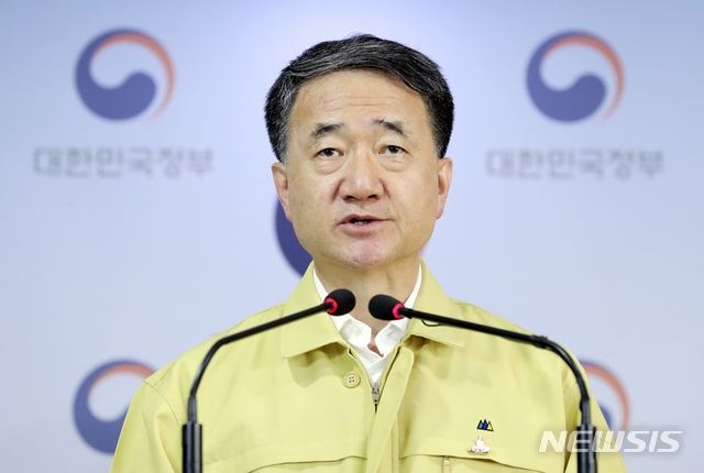 박능후 중앙재난안전대책본부 1차장이 28일 종로구 정부서울청사에서 코로나19 대응 정례브리핑을 하고 있다.