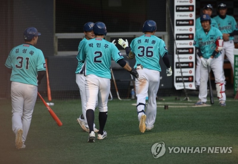 28일 잠실 경기에서 5회초 1사 1,3루에서 NC 권희동이 3점 홈런을 날린 뒤 같이 득점을 한 선수들과 함께 더그아웃으로 들어가고 있다.
