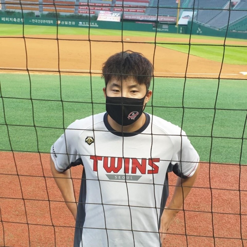 LG 임찬규가 7이닝을 무실점으로 호투해 4승째를 올리고 난뒤 백넷을 사이에 두고 기자들과 인터뷰를 하고 있다.