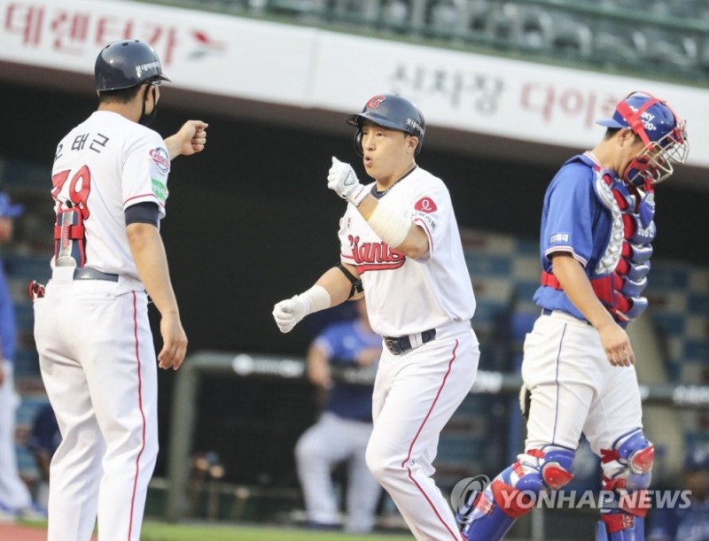 쐐기 2점 홈런을 날린 롯데 손아섭이 동료들의 축하를 받으며 홈에 들어오고 있다.