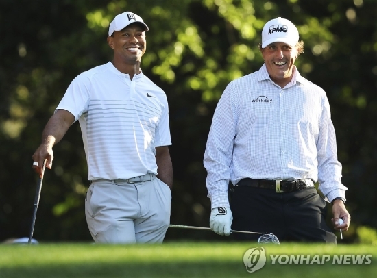 타이거 우즈(왼쪽)와 필 미컬슨.