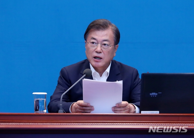 문재인 대통령이 지난 15일 청와대 여민관에서 열린 수석·보좌관 회의에 참석해 발언하고 있다.