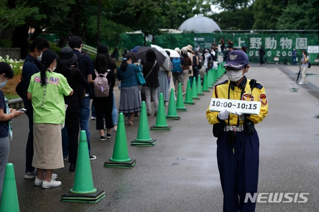 23일(현지시간) 일본 도쿄의 우에노 동물원이 재개장해 입장하려는 관람객들이 길게 줄 서 있다. 신종 코로나바이러스 감염증(코로나19) 여파로 지난 2월 문을 닫은 이후 처음으로 재개장한 우에노 동물원에 도쿄 시민 수백 명이 몰려들었다.