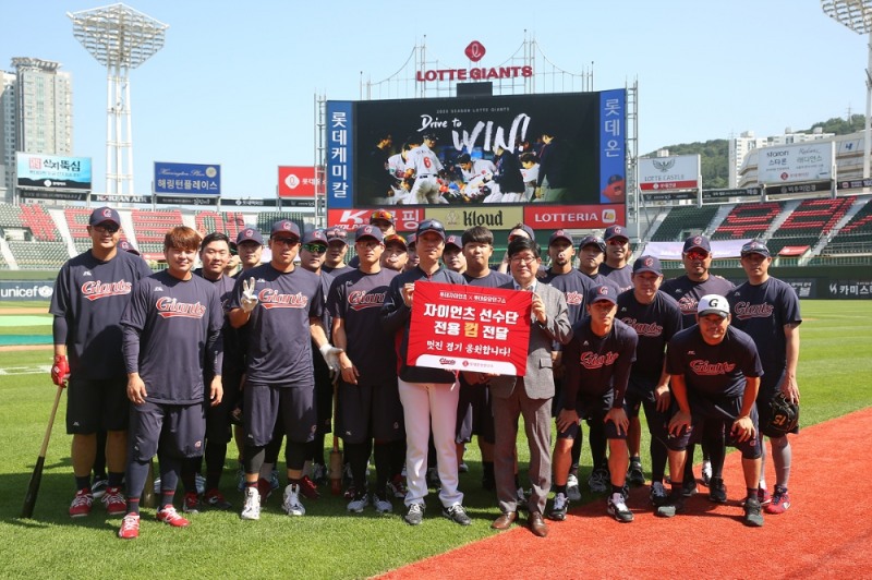 롯데중앙연구소 이경훤 소장이 롯데자이언츠에 선수용 맞춤 껌을 전달하고 있다
