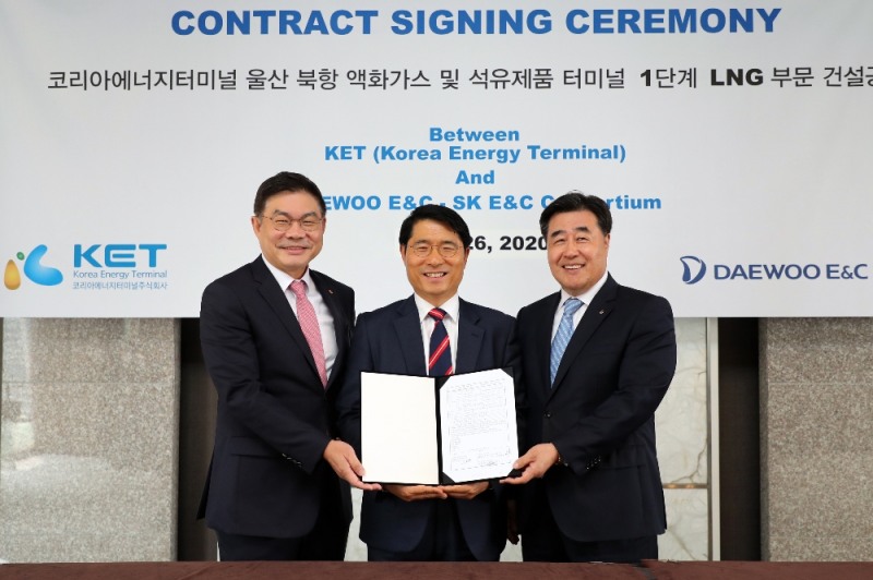 (사진=대우건설) 대우건설과 SK건설은 26일 발주처인 코리아에너지터미널(주)과 플라자호텔에서 계약 체결식을 가졌다. 오른쪽부터 대우건설 김 형 사장, 코리아에너지터미널(주) 문병찬 사장, SK건설 안재현 사장